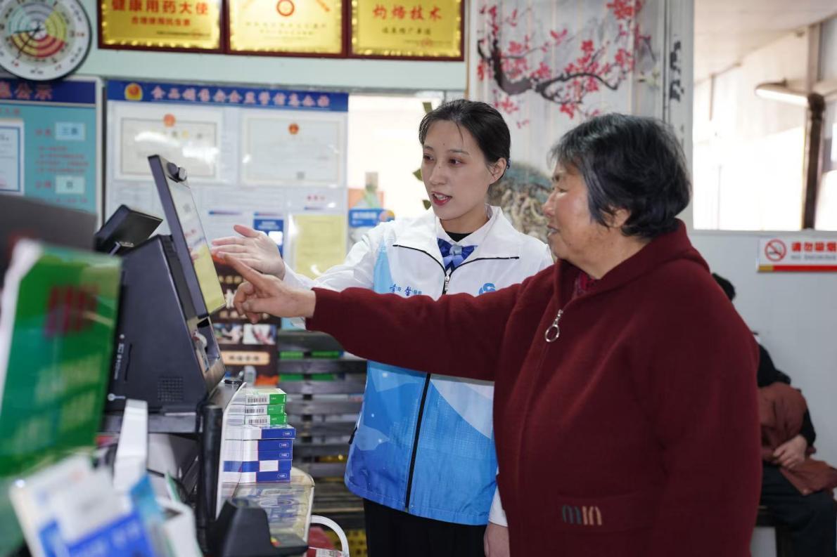 城阳区红岛街道高家社区金融消保“村村通”服务站为附近居民提供便民服务
