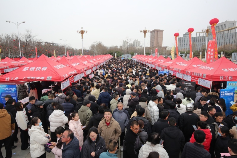 新春招聘会吸引求职者近万人