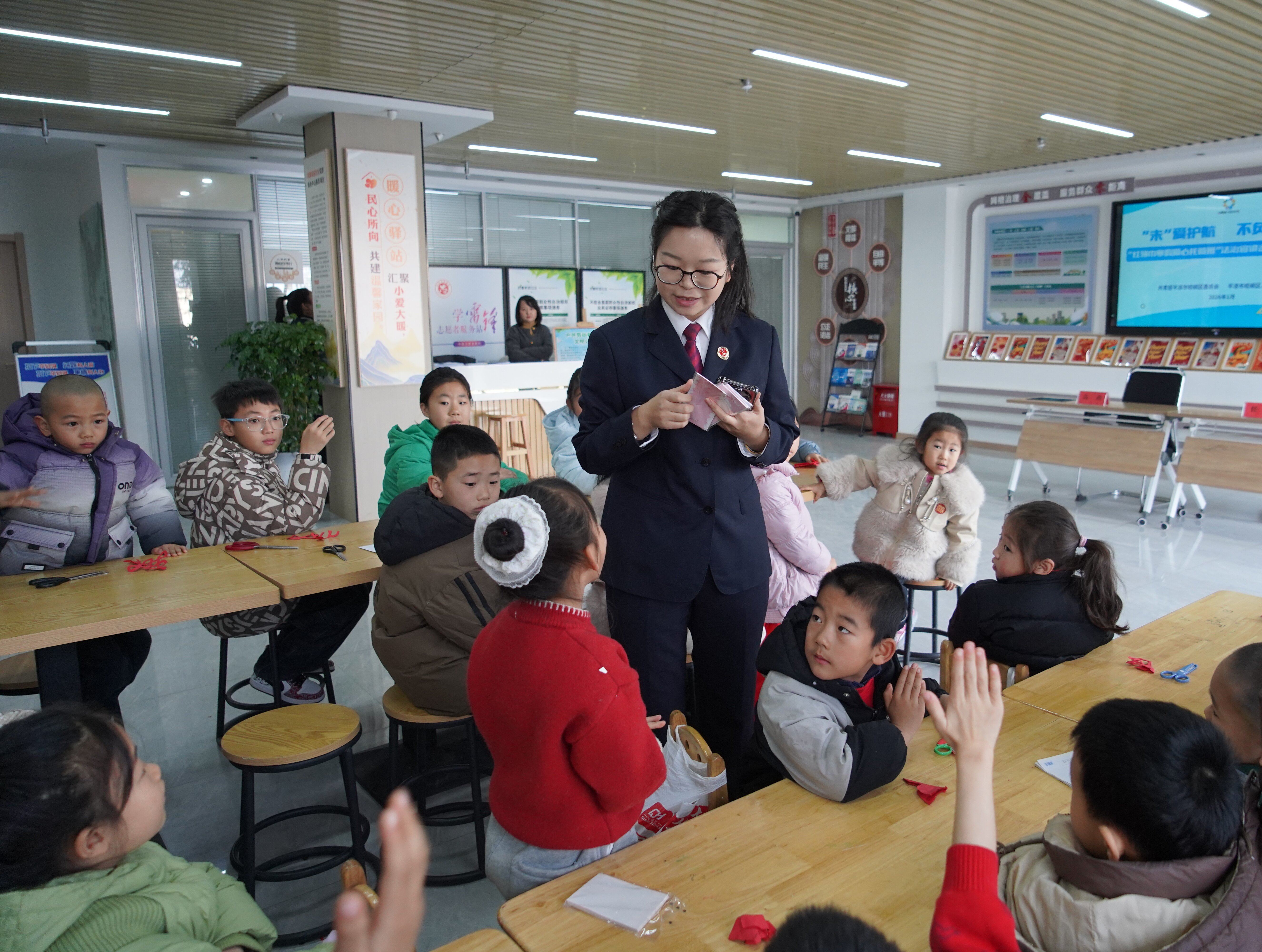 图1为检察干警在托管班进行法治教育宣讲活动(崆峒区融媒体中心供图).jpg