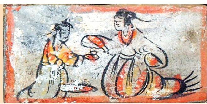 出土于嘉峪关新城魏晋墓六号墓,位于中室东壁从上而下第四层。画面内容为女主人衣着华丽跪坐于席,正在进餐。一侍女跪坐手捧一盘食物俯身向前,女主人伸手欲取。主仆中间放着一个餐盘,餐盘中盛有食物。