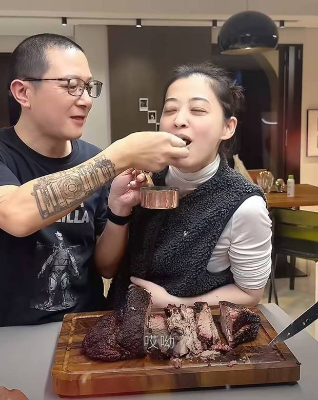 搜狐娱乐讯 近日，梅婷在北京家中宴请刘琳。她与老公互喂烤肉甜蜜十足，好友相聚氛围温馨热闹。