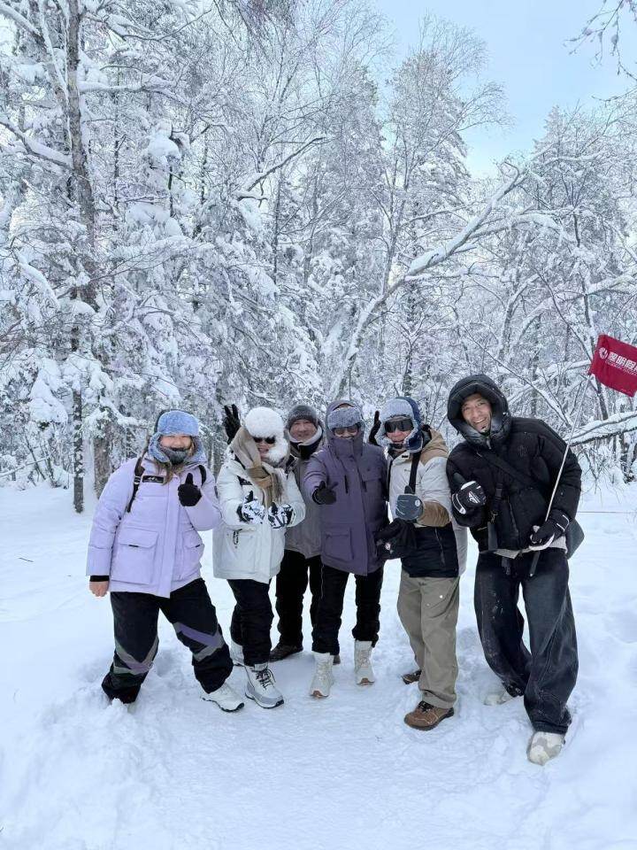 王世博（右一）和游客们在一起 受访者 供图