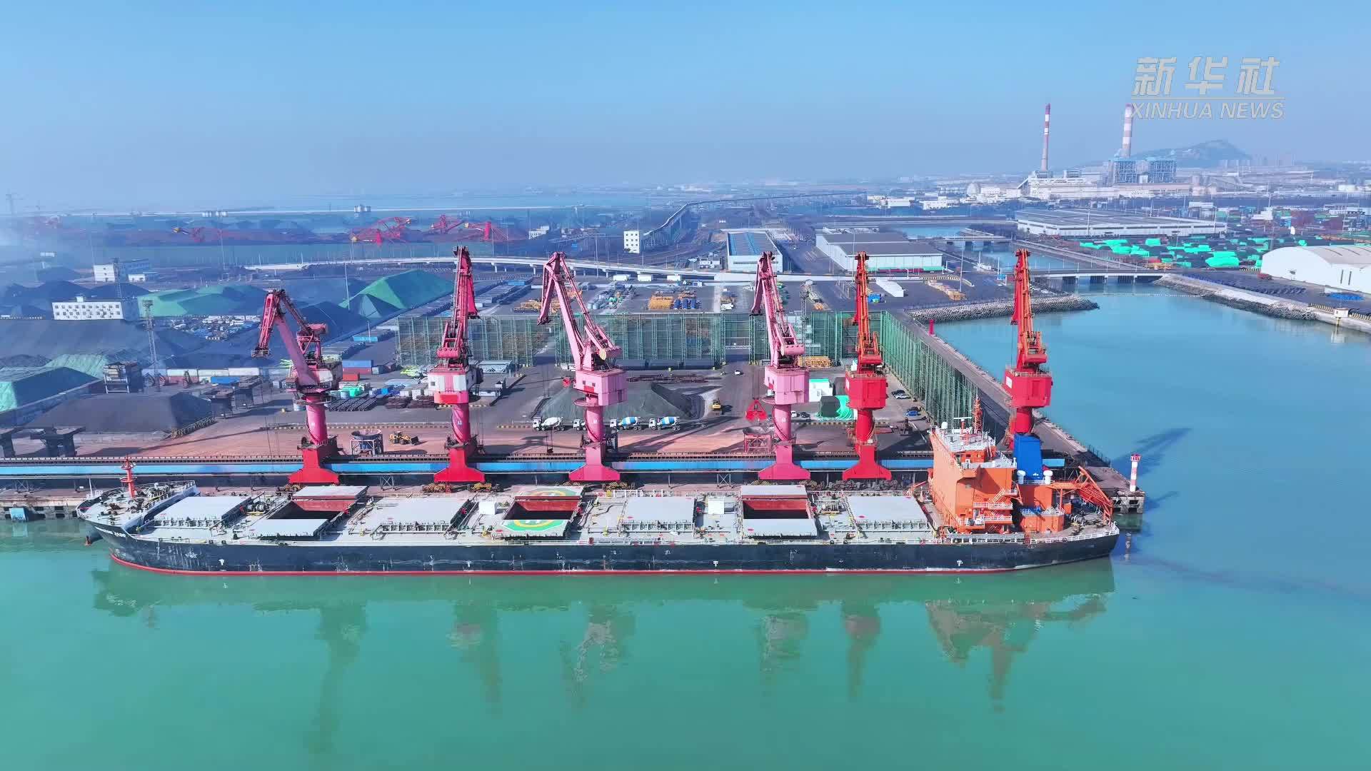 山东港口日照港：春耕春管物资接卸忙