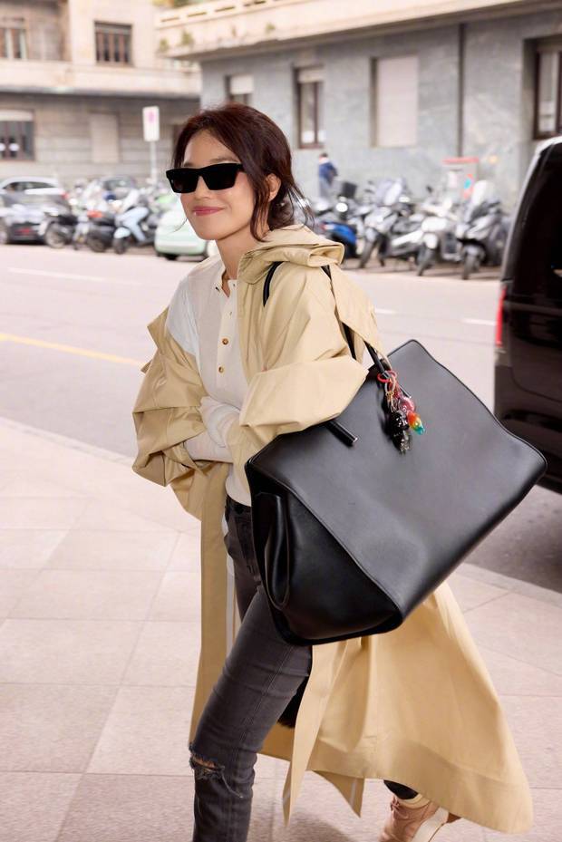 舒淇穿风衣随性又潇洒。