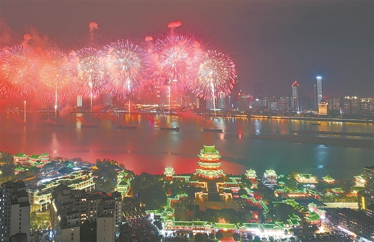 2月17日晚,在南昌市赣江老官洲水域及303双子塔,以“赣水欢腾 马跃新春”为主题的迎春烟花晚会震撼上演。本报全媒体记者 吴文兵摄