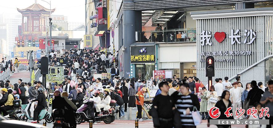 五一商圈人潮如织。长沙晚报全媒体记者 贺文兵 摄