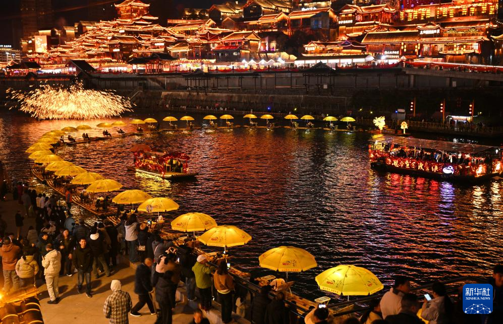 游客在湖北省宣恩县城贡水河上观景游玩。新华社发（宋文 摄）