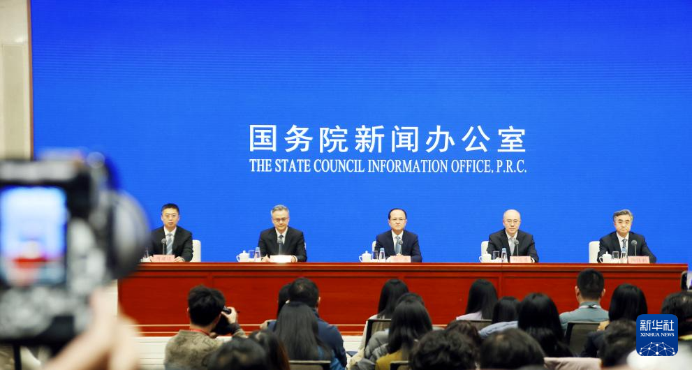 2月27日，国务院新闻办公室在北京举行国务院政策例行吹风会，科学技术部党组成员、秘书长潘晓东，农业农村部国家首席兽医师（官）、计划财务司司长陶怀颖，商务部副部长鄢东，国家市场监督管理总局副局长、国家标准化管理委员会主任邓志勇和国务院新闻办公室新闻发言人介绍2025年国务院部门办理全国人大代表建议和全国政协提案工作有关情况，并答记者问。新华社记者 潘旭 摄