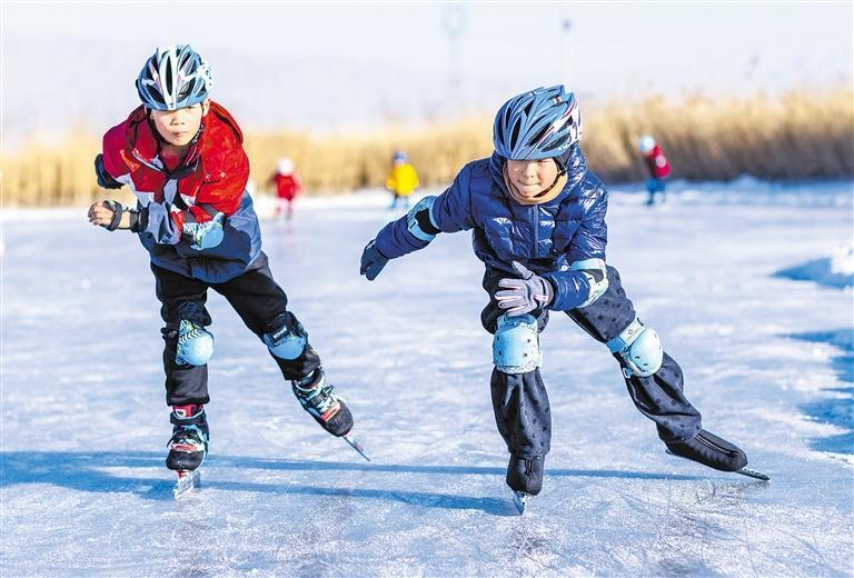 孩子们在张掖国家湿地公园冰场滑冰健身　新甘肃&middot;甘肃日报通讯员　杨潇