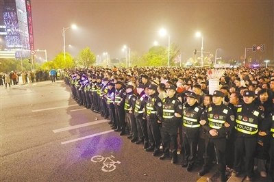▲守护市民游客归途平稳有序。