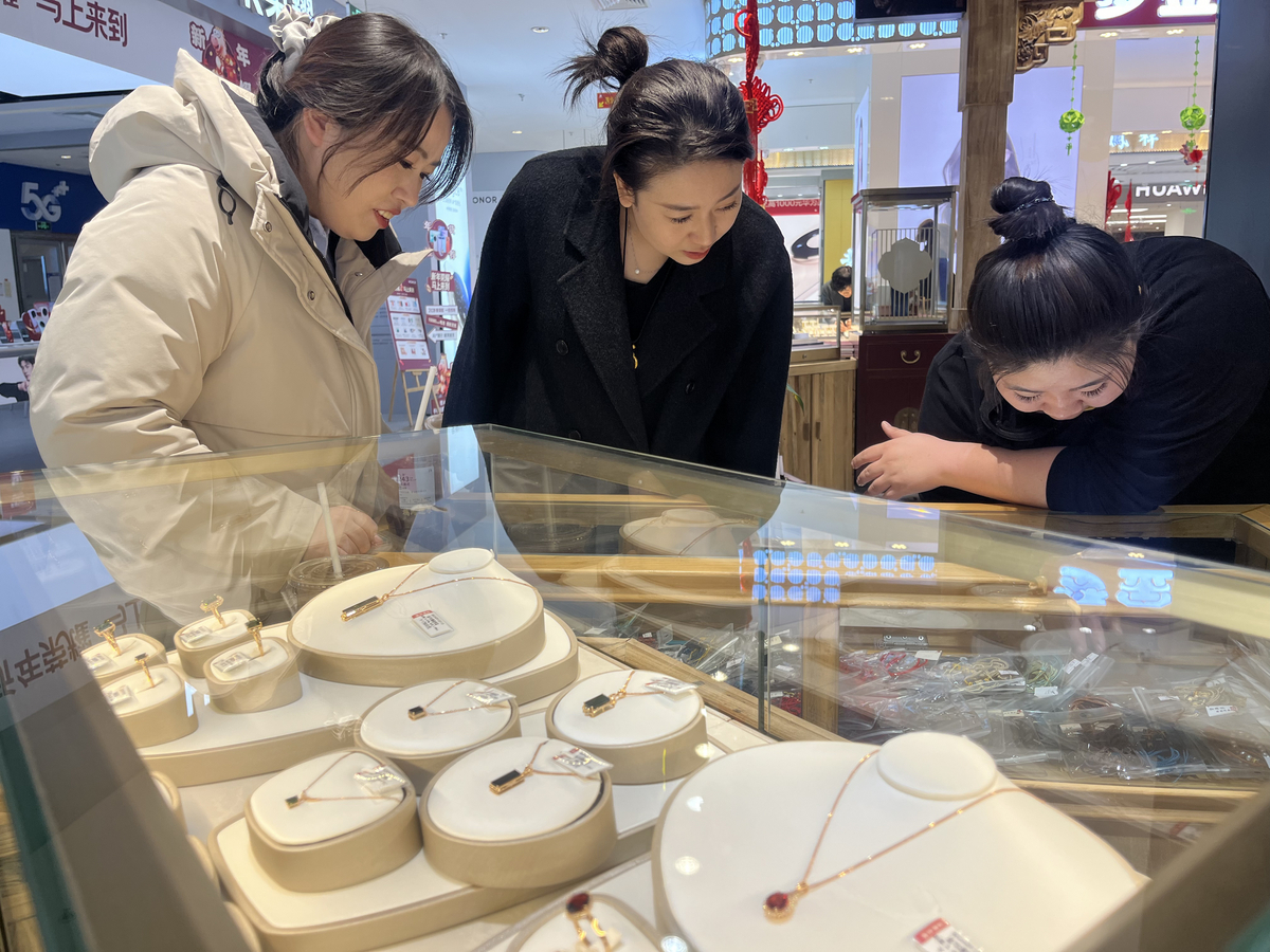 商场内市民正在选购金饰 吕慧 摄