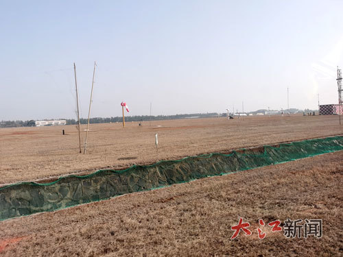 飞行管理区内的各种防鸟装置。 李淑芳摄