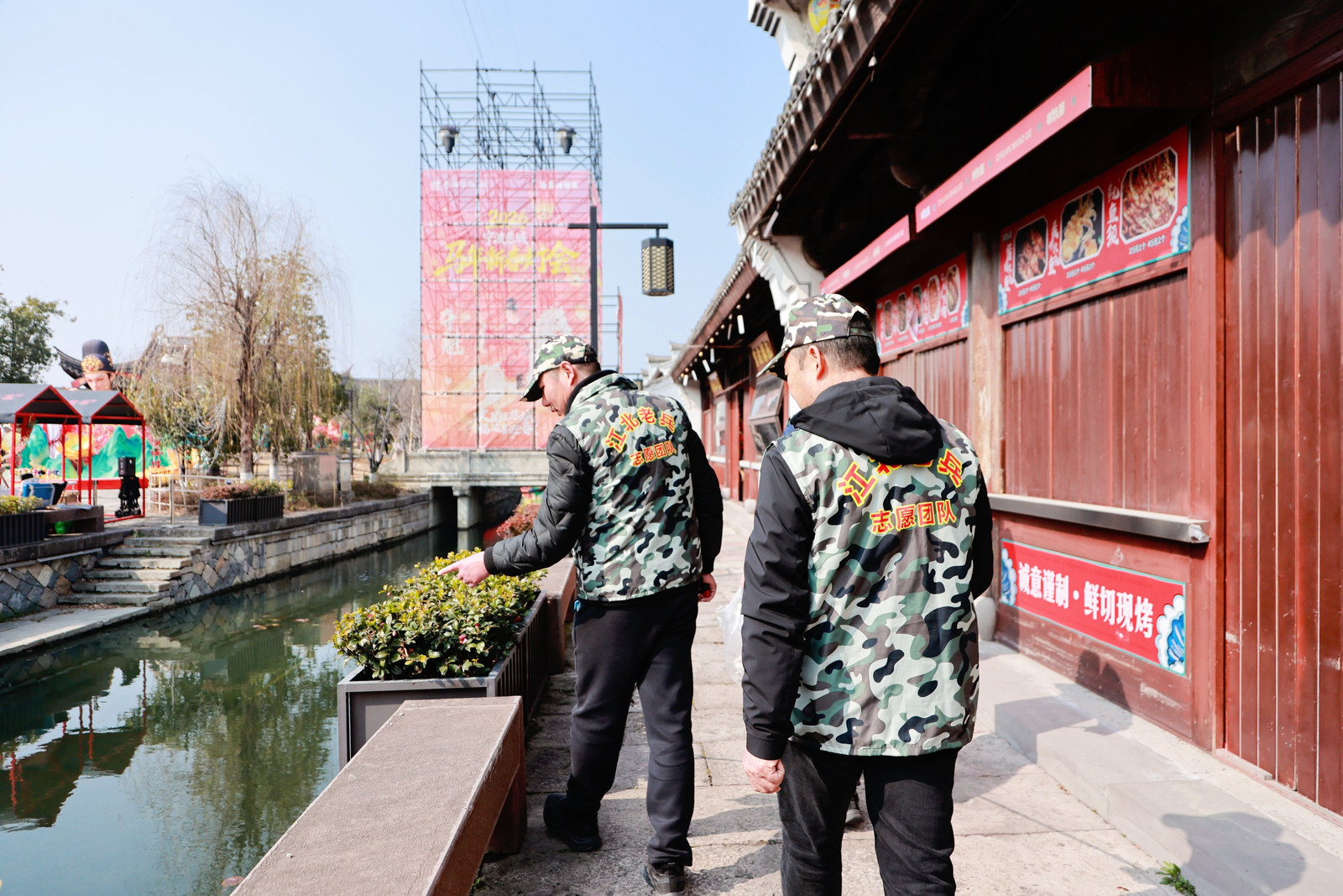 民间河长护河：迷彩身影映碧水，慈城古韵中的护水人
