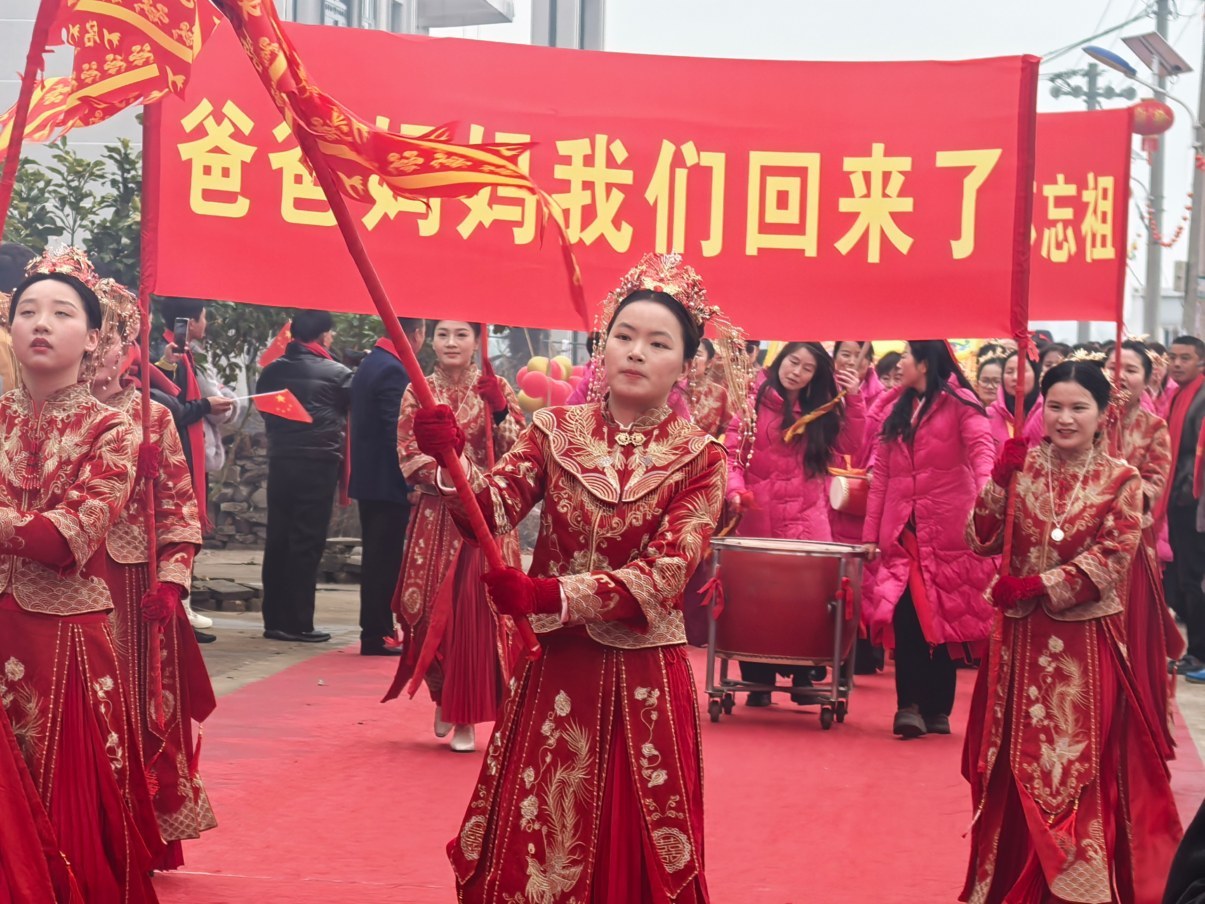 锣鼓响、彩旗飘、姐妹归,临川上仓村百余外嫁女盛装巡游庆新春