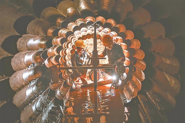 2月21日,赣州市章贡区一雨污分流改造项目施工现场,工人操作水磨机进行管道开挖作业,提升排水效能,让城市更宜居。 通讯员 邱新生摄