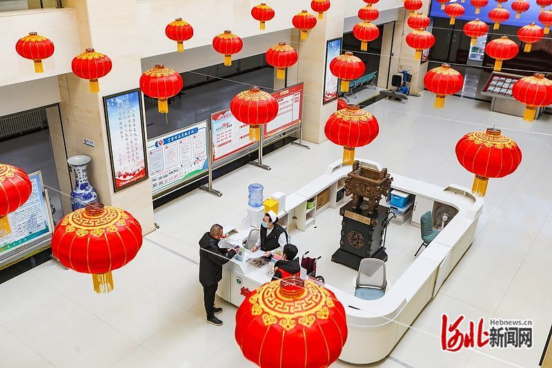 2月17日，张家口市中医院医护人员坚守岗位，守护群众生命健康。 河北日报记者 耿辉摄