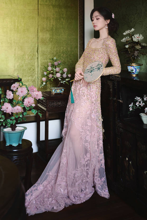 刘诗诗手拿团扇，气质如兰。