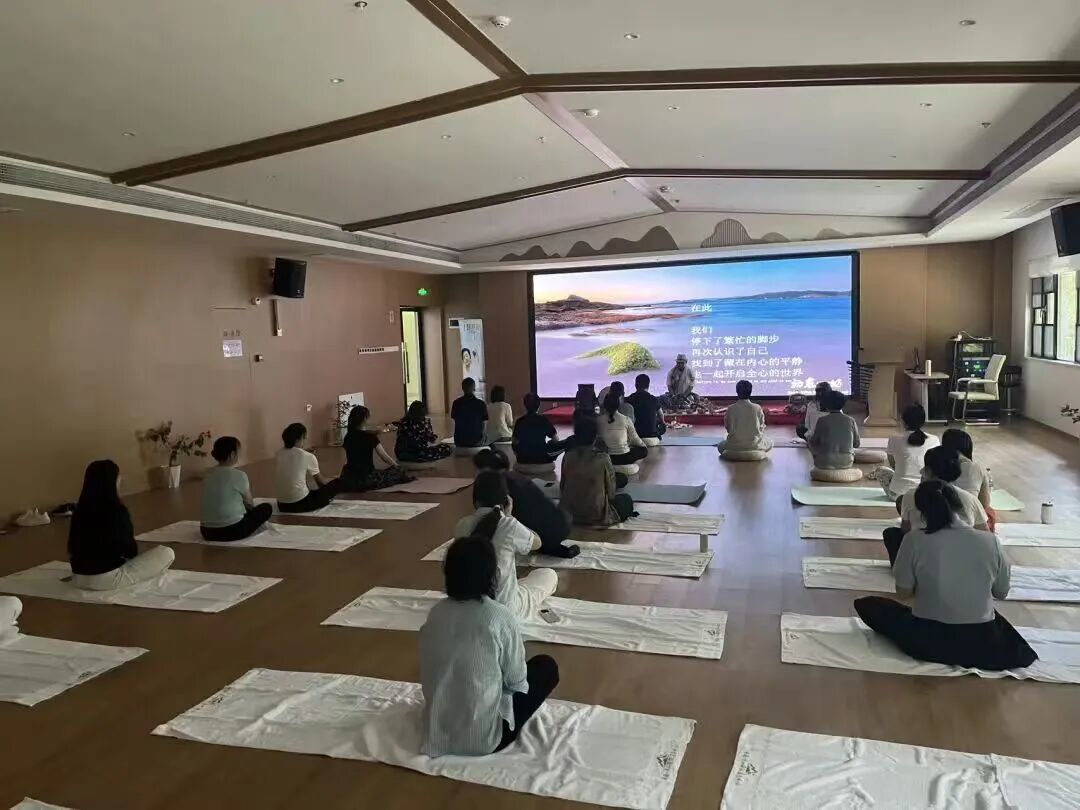 庐山市人民医院邀请心理咨询师，为群众带来“颂钵冥想 艺术疗愈”特色课程。