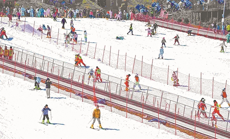 2月18日,游客在铜鼓县排埠镇七星岭国际滑雪场体验滑雪的乐趣,欢度春节假期。 特约通讯员 周 亮摄