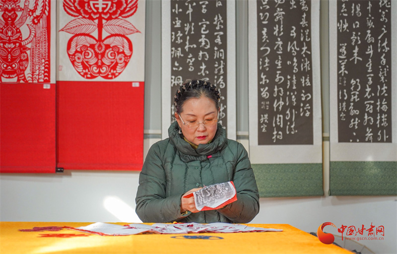 红纸剪春韵　窗花映新年