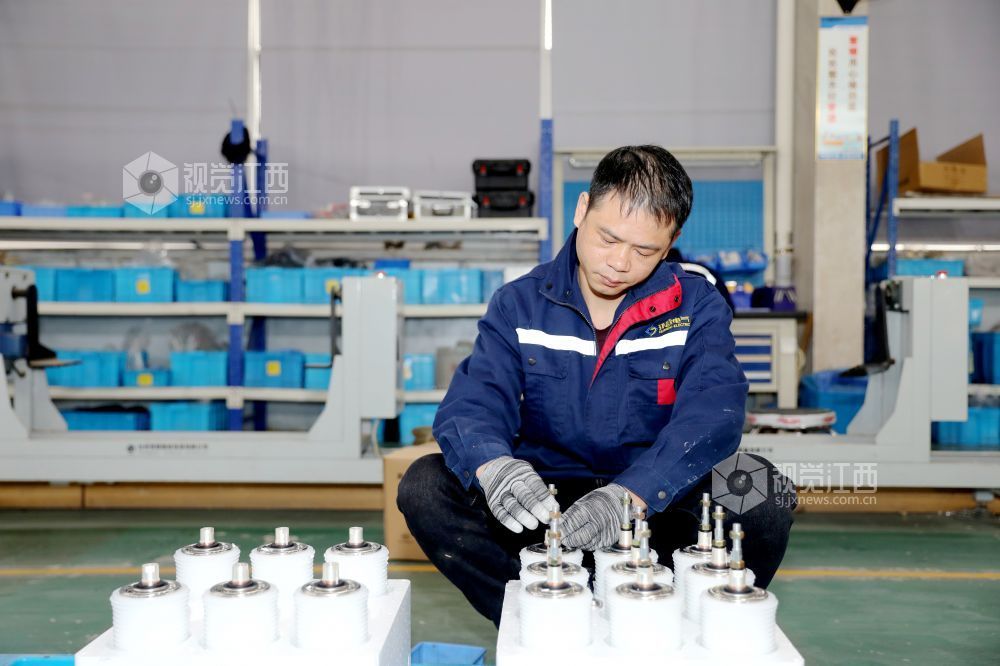 2026年2月25日,江西省吉安市峡江县城南工业园区一电器企业生产车间,工人在赶制变压器订单。