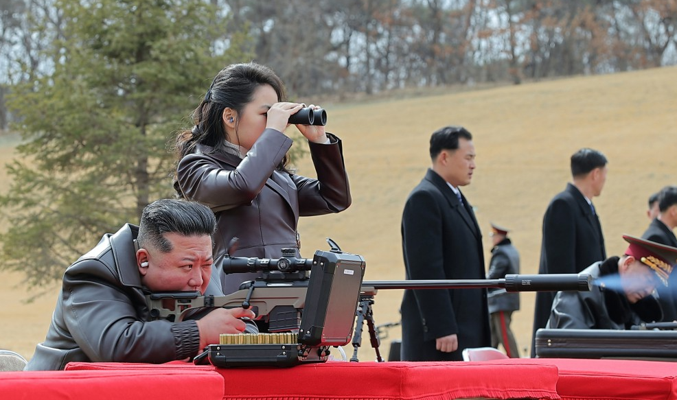 金正恩赠送狙击步枪并一起射击