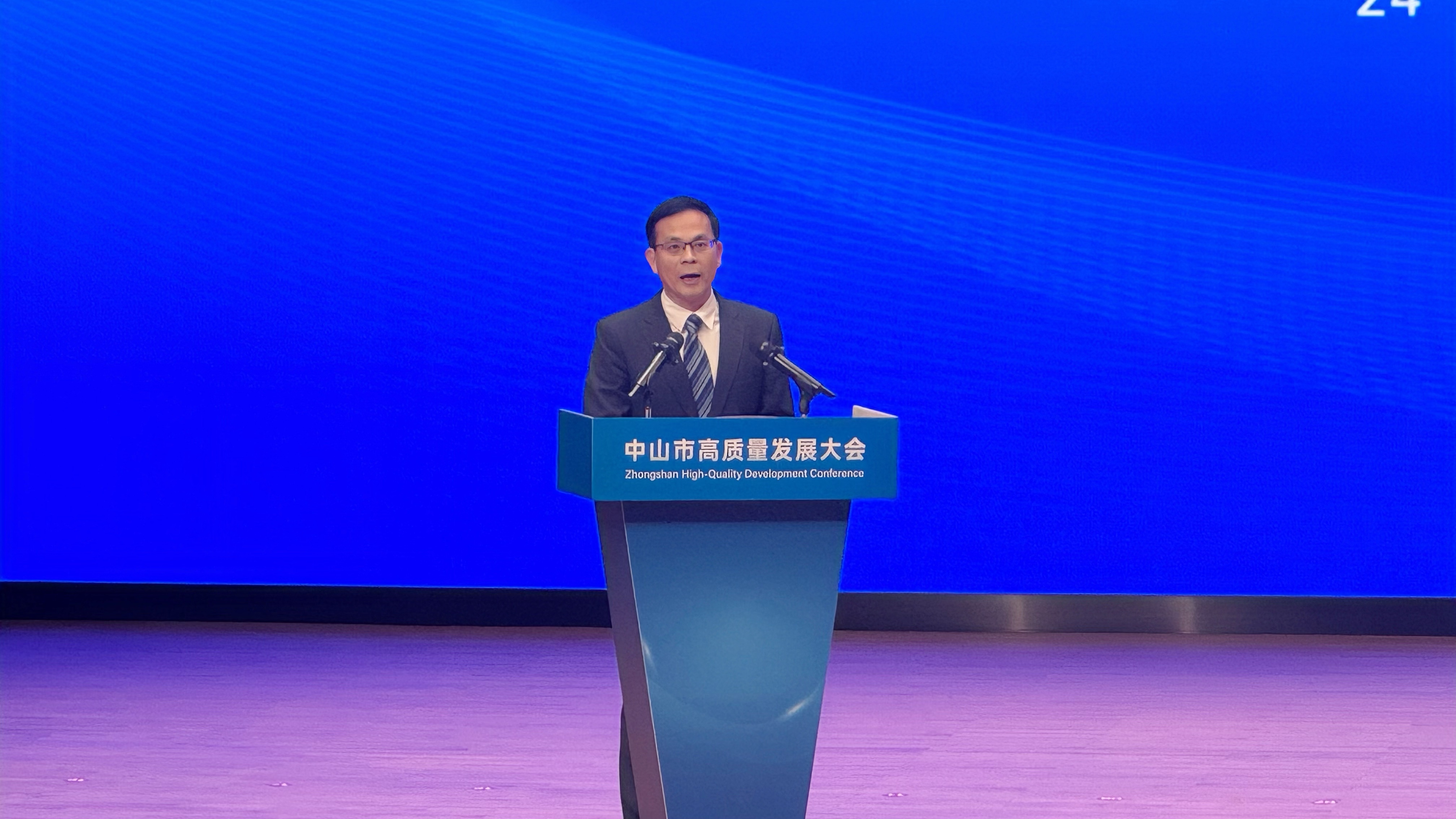 小榄镇党委书记赵锡雄会上发言