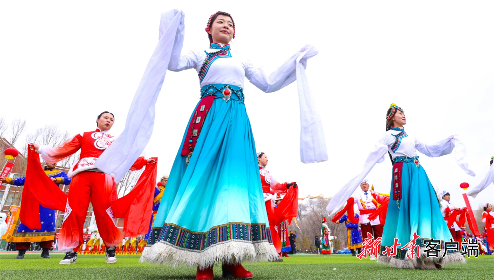 肃南县2026年社火表演现场欢歌载舞，为大家送上新春祝福。文中图片除署名外均为新甘肃&middot;甘肃日报通讯员　王将摄