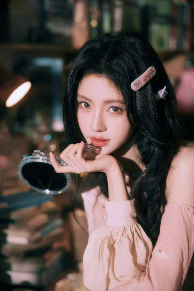 搜狐娱乐讯 近日，一组鞠婧祎的美照曝光。