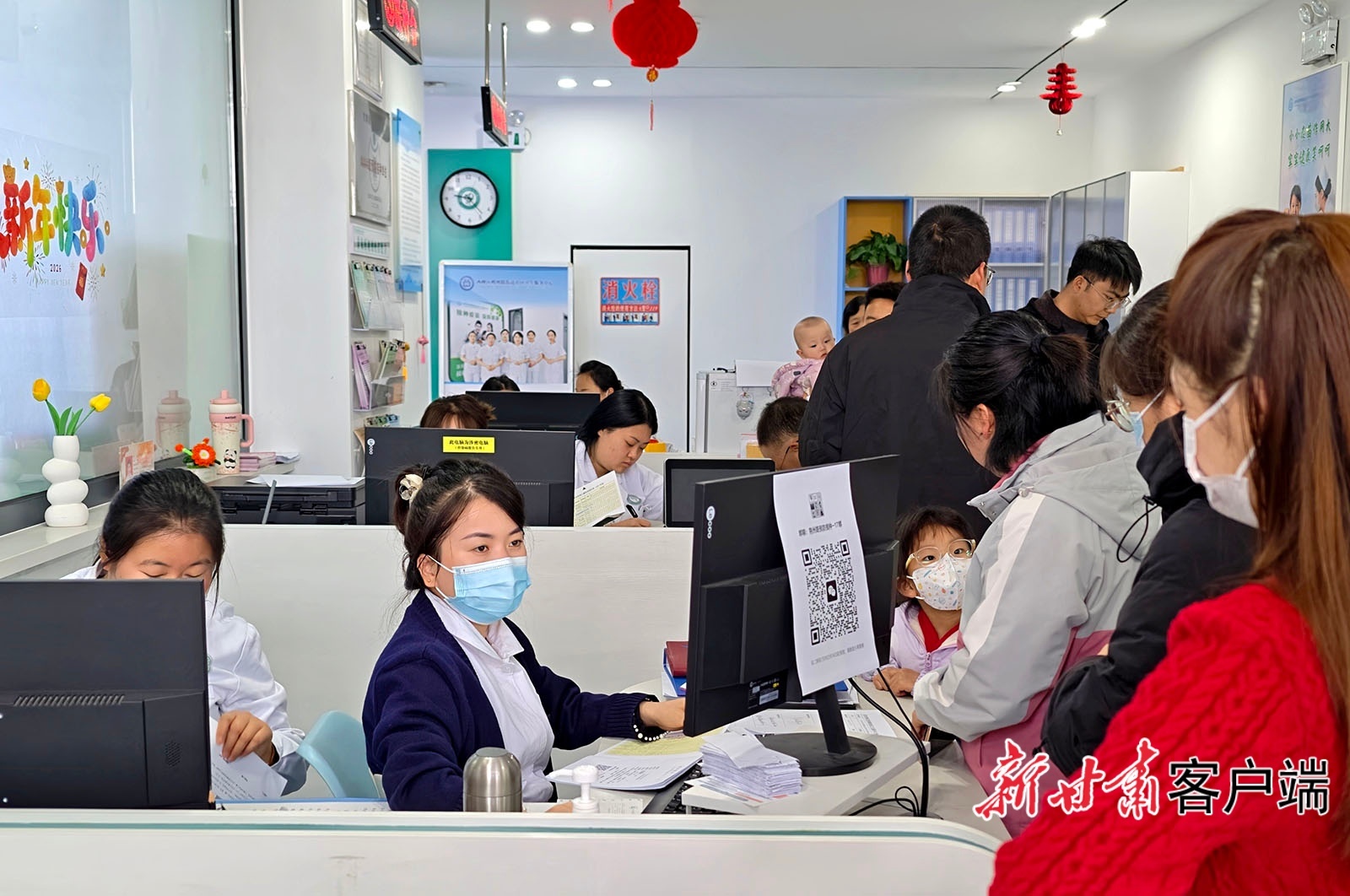 2月24日,西峰区朔州路街道社区卫生服务中心疫苗接种工作繁忙有序。春节假期结束后的第一个工作日,庆阳市各行业迅速复工复产,工作人员以饱满的精神状态投入各项工作。新甘肃·甘肃日报通讯员 俄少飞