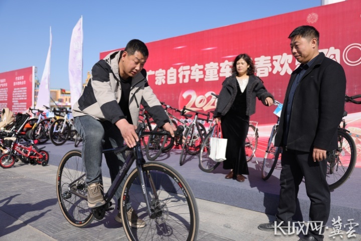 活动现场,市民在挑选自行车。通讯员 梁智晓 供图