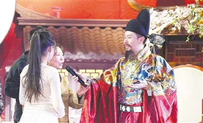 身着传统服装的司仪与宾客互动
