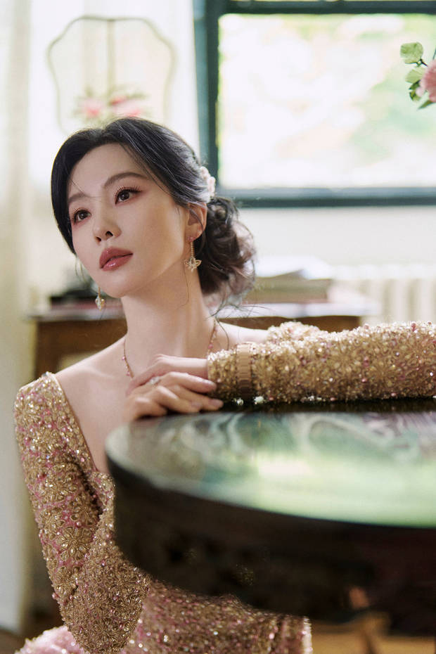 刘诗诗黑发红唇，明媚大方。