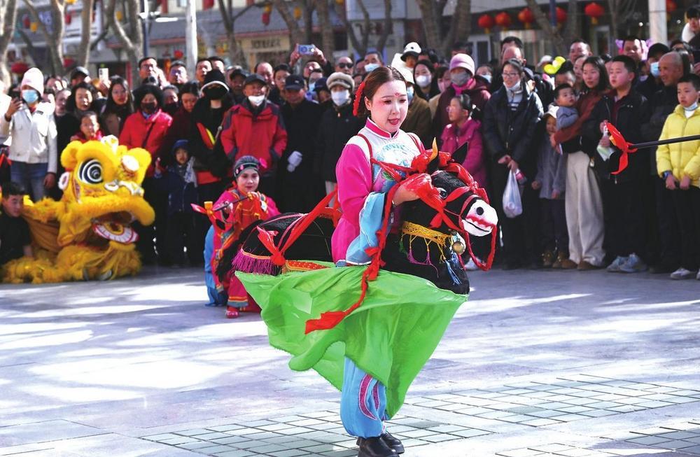 2月20日，敦煌市组织开展社火展演活动，让游客感受传统文化魅力，欢度新春佳节。新甘肃&middot;甘肃经济日报通讯员　张晓亮　摄