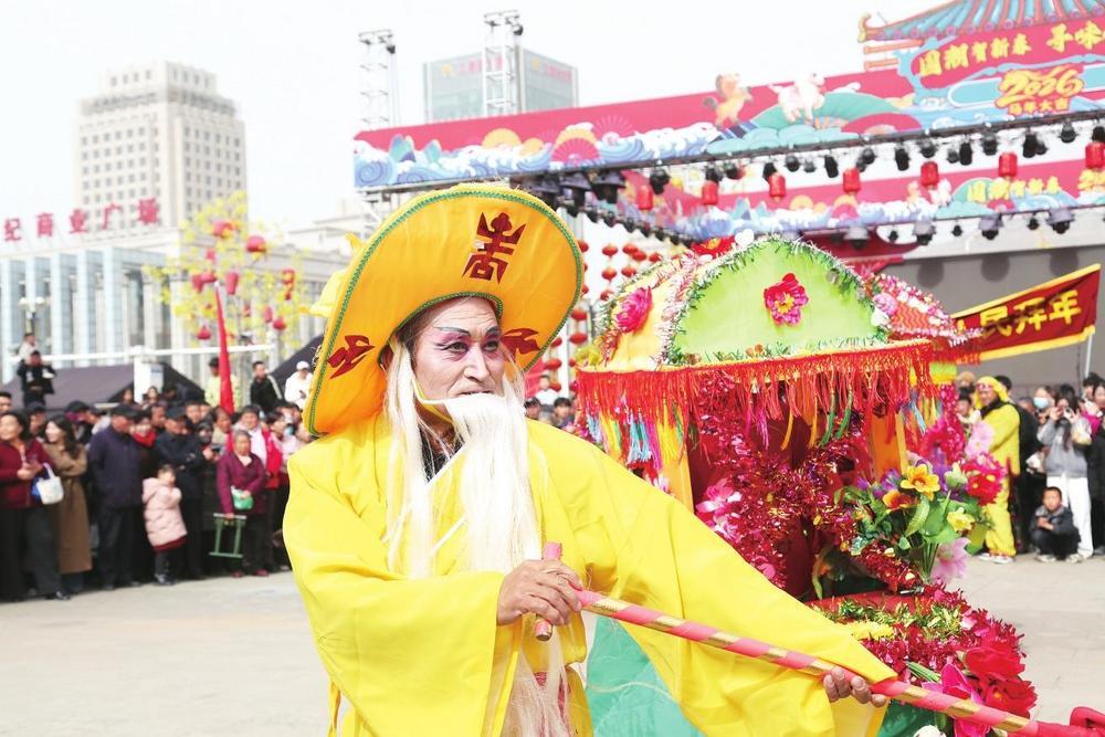 春节期间，平凉市崆峒区举办“非遗社火闹新春　民俗盛宴庆团圆”社火集中展演活动。人们在看社火表演、赏民俗风情中感受浓浓的年味。新甘肃&middot;甘肃经济日报通讯员　吴希会　摄