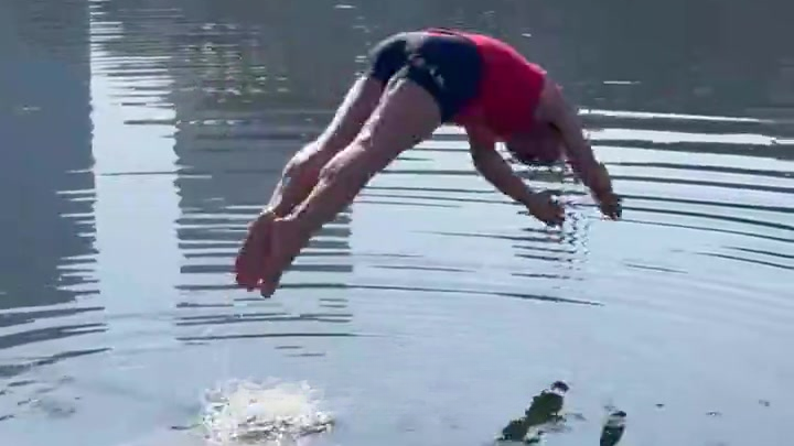 天津大爷跳水成春节旅游必看项目