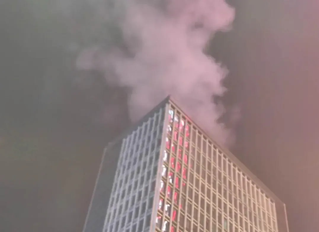 节后复工勿忘安全！珠海香洲一大厦楼顶因烟头引发火灾