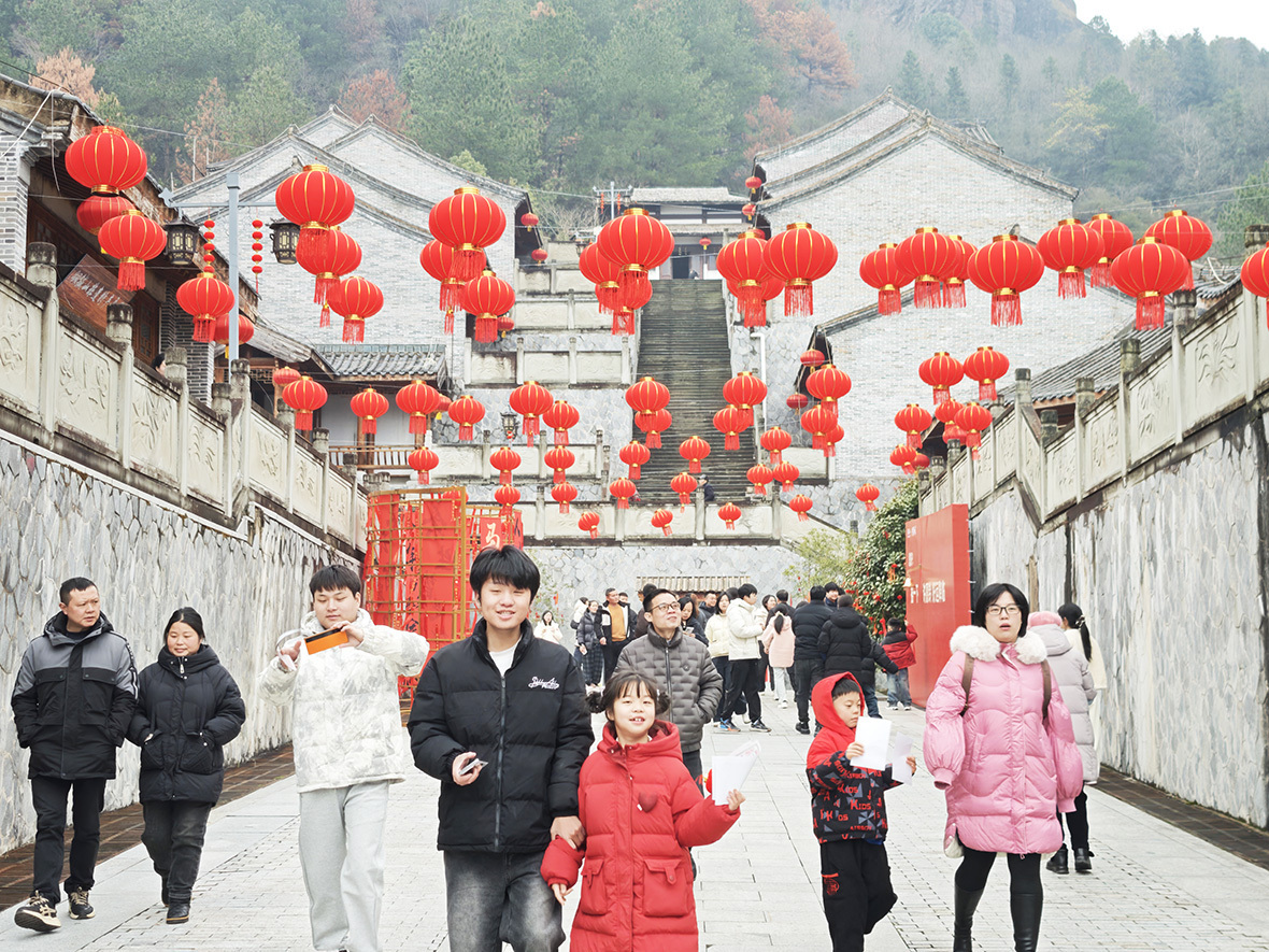 新春走基层｜江西上饶广丰区：铜钹山登高迎新 山水间年味正浓