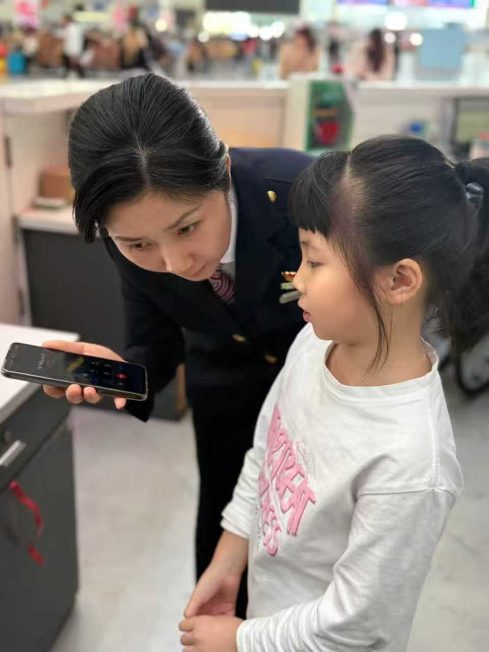 微光成炬，照亮归途 ——深圳北站春运人物群像纪实