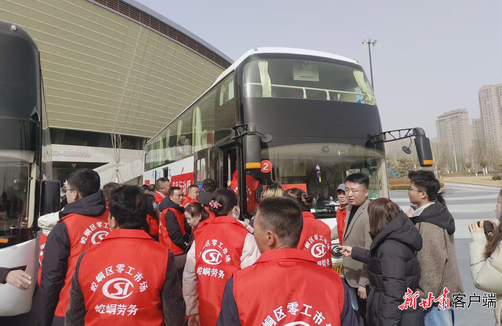 2月21日，平凉市区人社部门在体育运动公园举行2026年春风行动集中发车仪式。本文图片由平凉市人社局提供