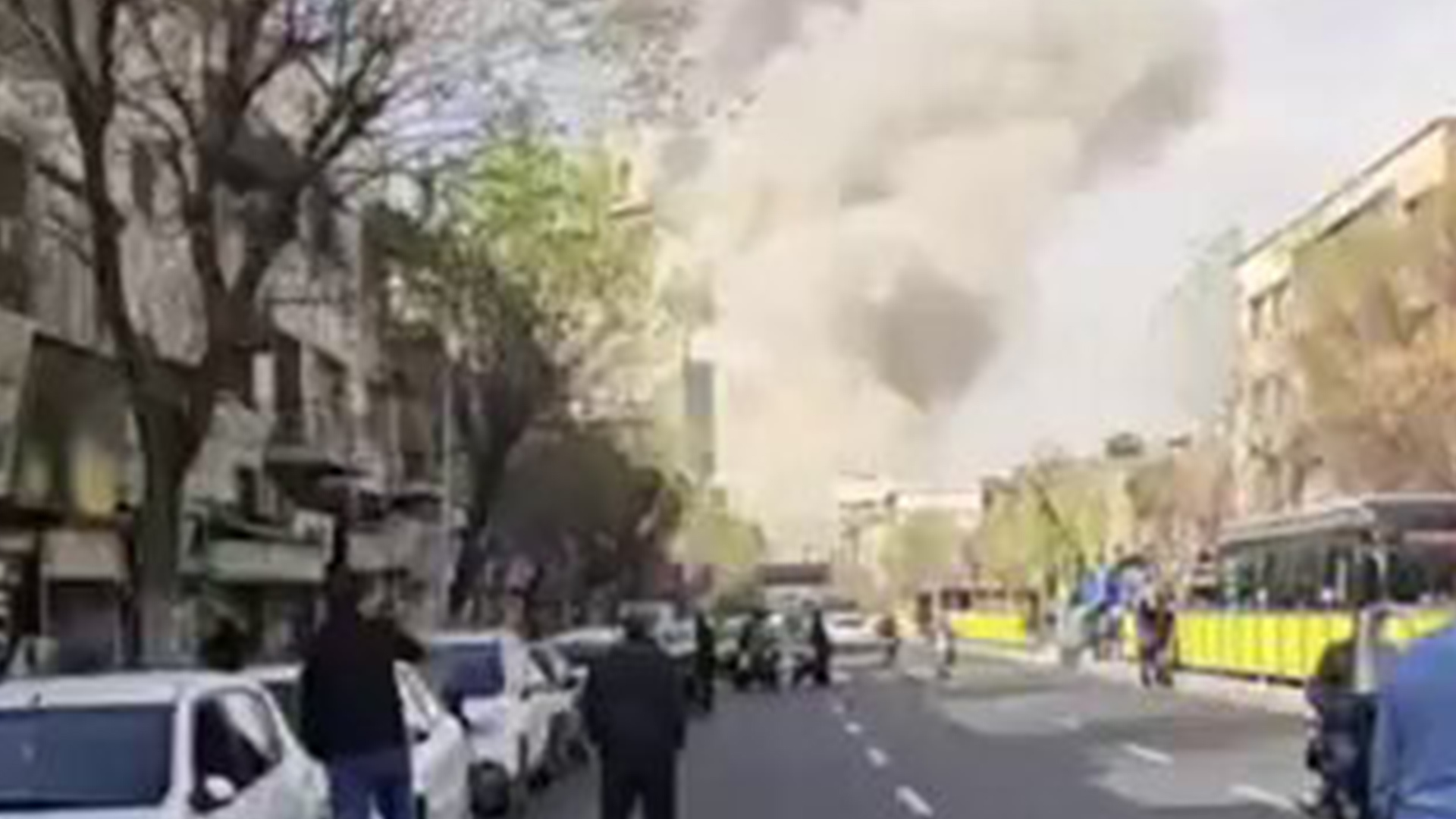 美官员：美国对伊朗的空袭正在进行中