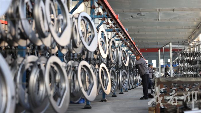 邢台创耀机械有限公司“共享车间”，工人们正在忙着作业。李世强摄