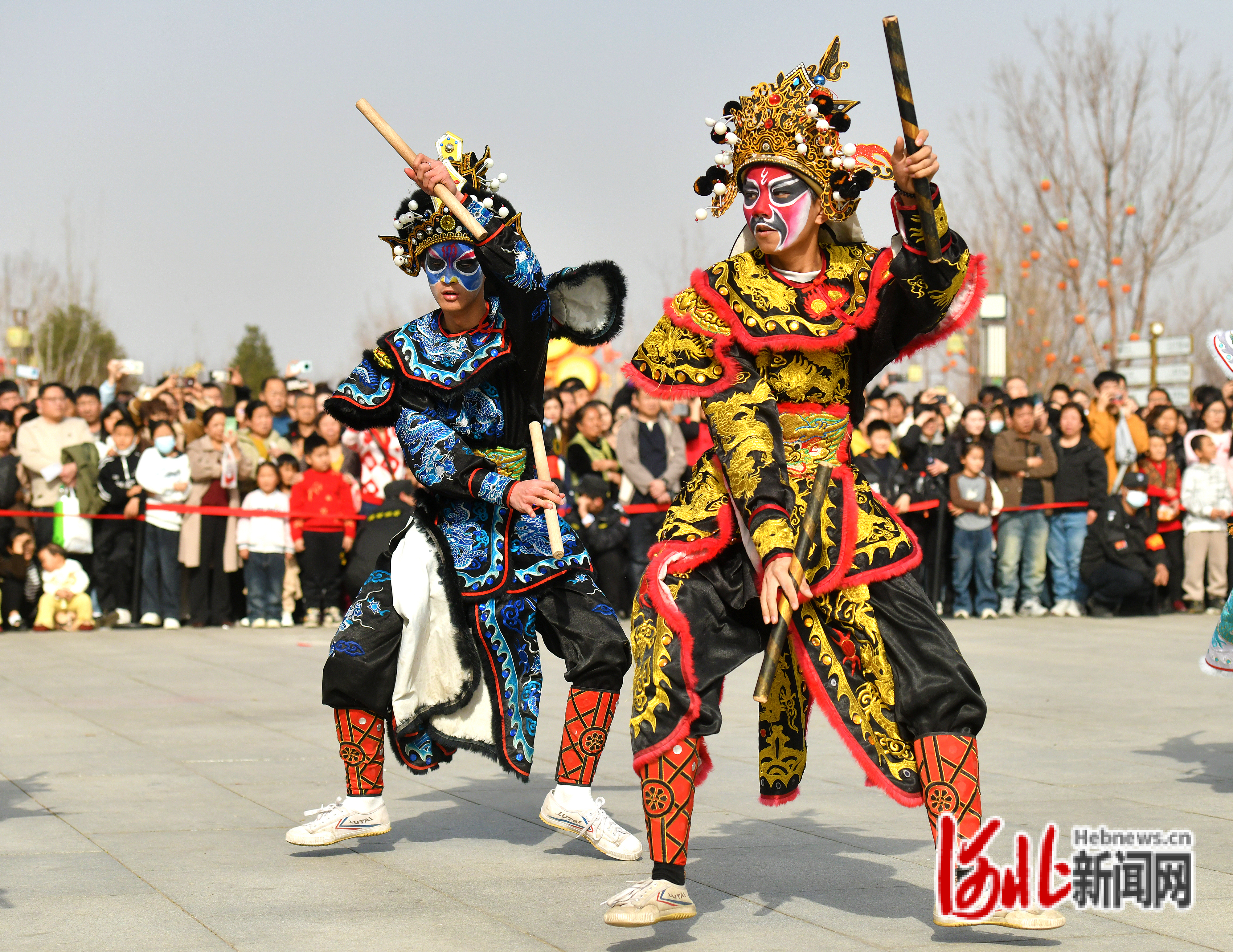 2月21日，民间艺人在沧州园博园为游客表演《潮汕英歌舞》。