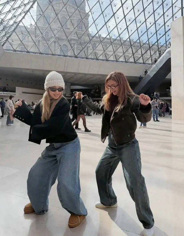 搜狐娱乐讯 2月27日,阿Sa晒出与容祖儿在卢浮宫跳舞的照片,两人尽情玩耍,表情可爱。