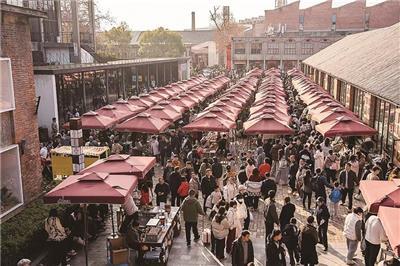 春节假期，景德镇文旅市场持续火热。图为陶溪川创意集市游人如织。（陶溪川 供图）