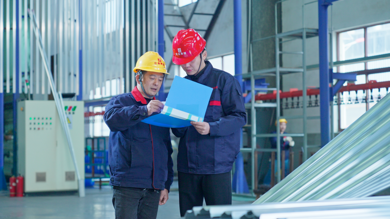 虹鑫集团生产车间。