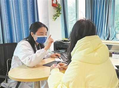 医生在为来就诊的孩子提供帮助