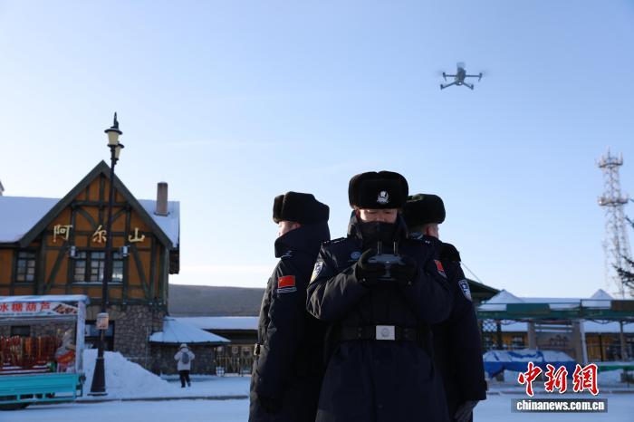 科技戍边 无人机“鹰眼”点亮雪域边疆平安年