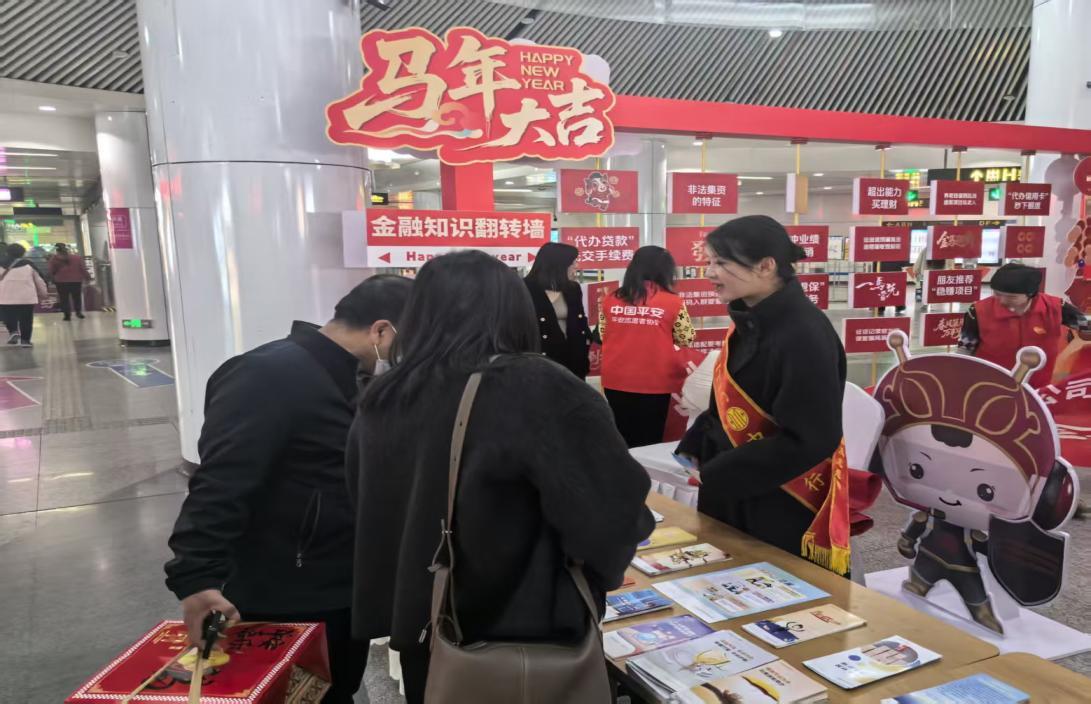 中信银行在昆明东风广场地铁站设立“金融知识翻转墙”