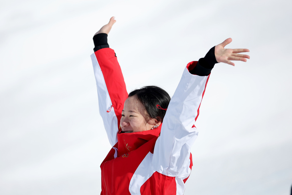 李方慧站上领奖台。